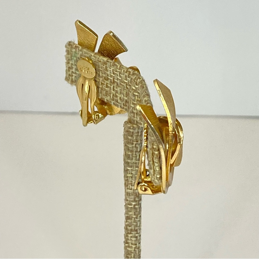 Alice Caviness Gold Tone Modernist Swirl Clip On Earrings Vintage Jewelry - Picture 11 of 12